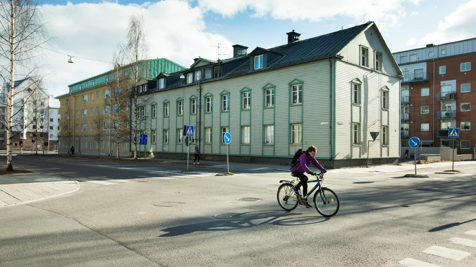 Det är som i visan "Nu ska hela rasket rivas". I slutet av veckan kommer Galären låta Lulebor att starta rivningen av trevåningshuset i kvarteret Gersen. 