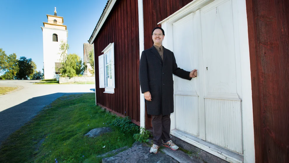 Här är Andreas Brännströms nya konstnärliga forskningsprojekt. Han har dokumenterat 150 kyrkstugedörrar i Gammelstad. "Jag har gått en mil om dagen sedan jag flyttade till Luleå och har fortfarande ett kvarter kvar att utforska."