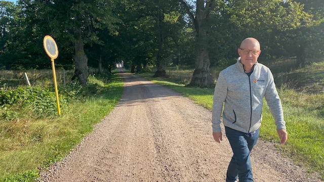 Magnus Norrbom, kultur- och fritidsstrateg i Mjölby, njuter av miljön och den soliga dagen. Den nya vandringsleden är bara en vecka gammal.