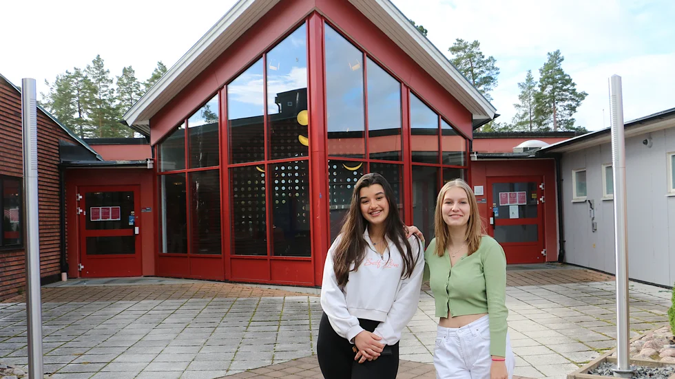 "Det låter spännande" tycker Dineta Mulali och Julia Burghardt på Hultsfreds gymnasium. De skulle mycket väl kunna tänka sig att ställa upp som coronaambassadörer.