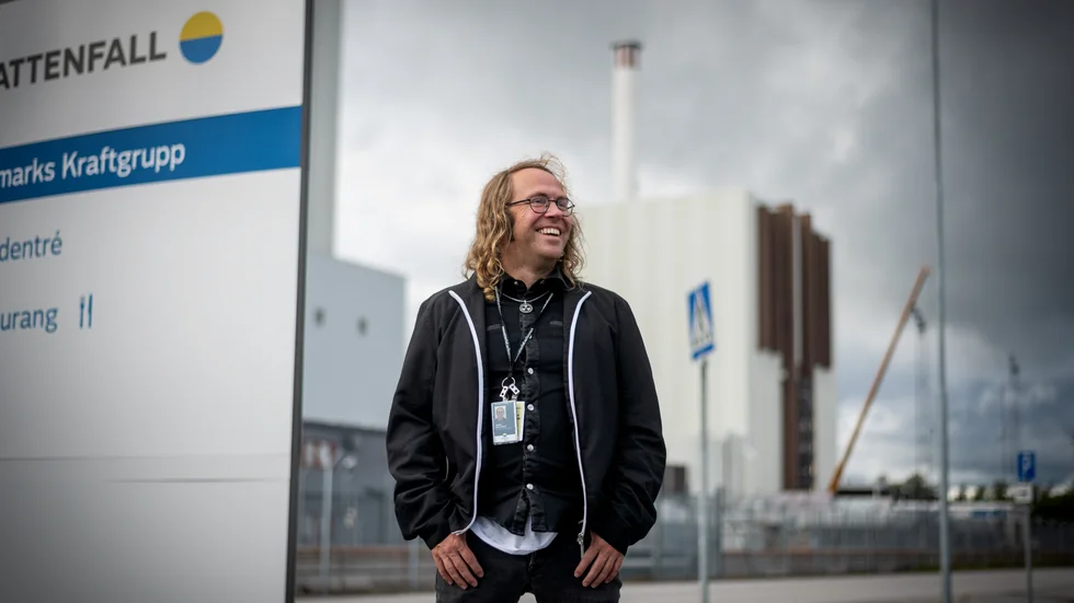Janne Wallenius utanför Forsmarks kärnkraftverk. I tisdags besökte han Forsmarks ledningsgrupp för att prata om sin nya forskning om SMR. 