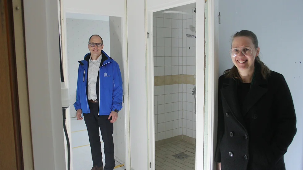 Fem lägenheter i Eriksberg som blivit lediga renoveras just nu för att sedan hyras ut som kompiskontrakt. På bilden Uppsalahems vd Mattias Tegefjord och kommunikatören Malin Berggren.