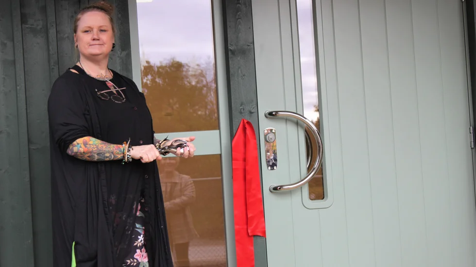 Verksamhetschef Susanne Åhlin klippte det ceremoniella bandet när Nytidas gruppboende presenterades hösten 2020.