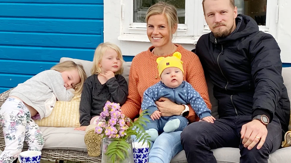 Anna, 4,5 år, har mycket spring i benen. Livia, 3 år, hänger förstås med storasyster. Minstingen Sondre, 4 månader, sitter i mamma Ingvild Nysäthers knä med pappa Andreas Löf bredvid. Snart flyttar de allihop till Oslo.