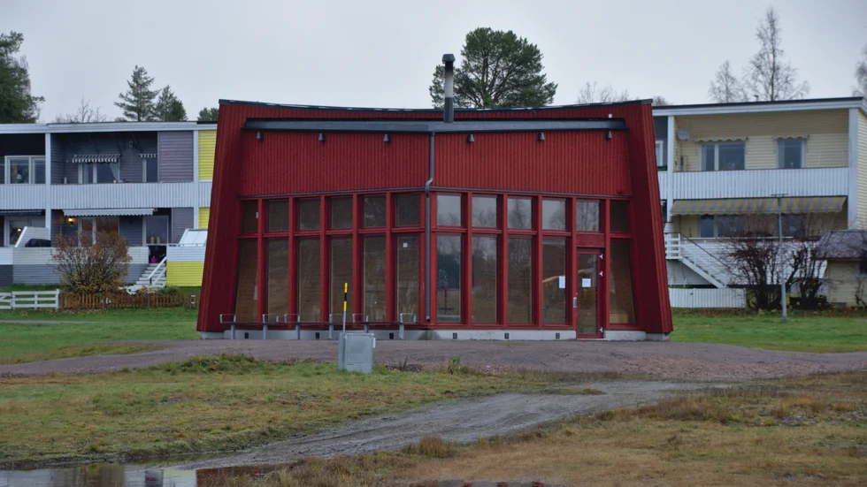 Ett vittne uppger i förhör att en av flickorna flugit ur grillkåtan på grund av tryckvågen från explosionen.