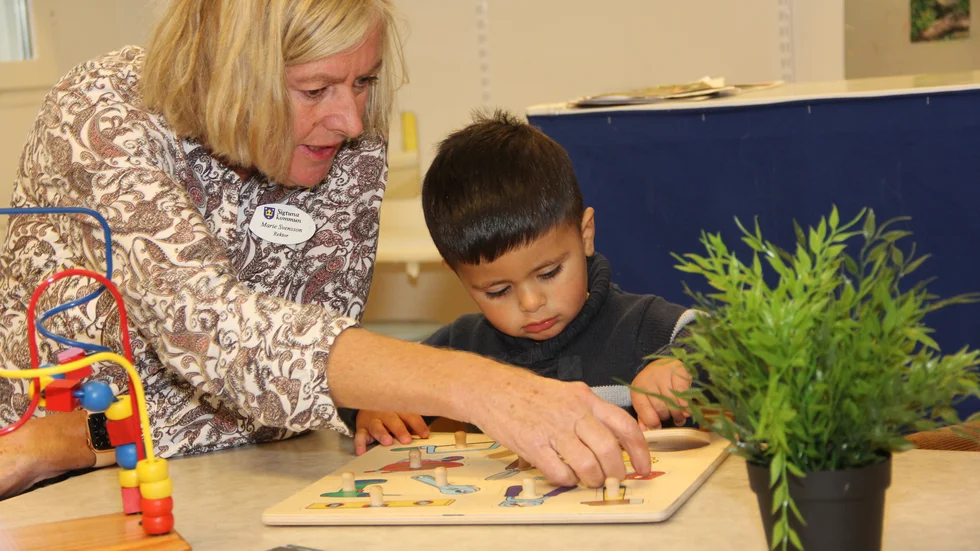 Förskolechef Marie Svensson och Matheo Toma lägger pussel. Förra hösten hade de en lyckad ljusfest som avslutning på ett arbete om FN:s konvention om barns rättigheter. Många föräldrar medverkade.