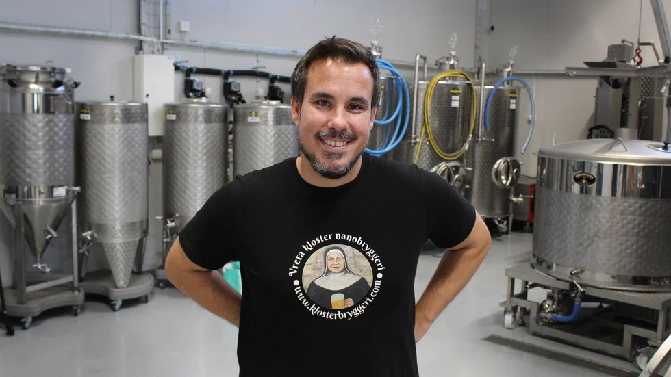 Andreas Fejes startade det mångfaldigt prisade bryggeriet hösten 2018. "Det var av en ren slump. Jag läste en bok, började brygga men fick ganska snabbt för mycket hemma så då började jag i garaget istället" har han berättat tidigare.