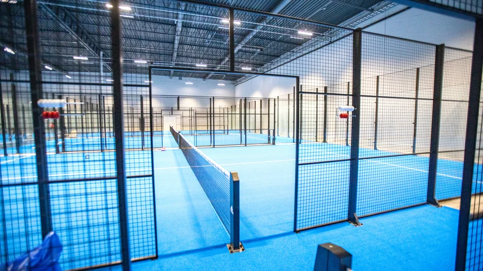 Padelbanorna stod klara i början av oktober, men får inte användas eftersom lokalerna inte uppfyller kraven för brandsäkerhet. Det saknas också bygglov för att använda byggnaden som idrottshall.