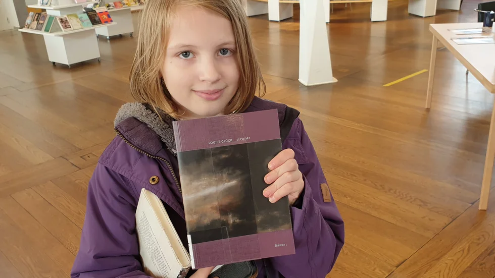 Första låntagaren. Svea Gustafsson, elva år, lånade en av Louise Glücks böcker på uppdrag av sin pappa. 