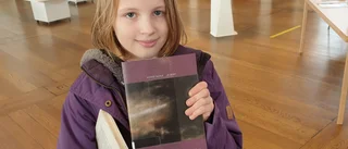 Svea, elva år, var först med att låna Nobelpristagaren