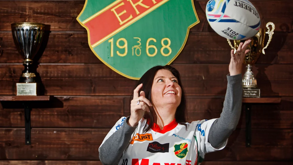 Helena Proos påminner om att vi har bilder på henne i rugbytröja i EP:s arkiv. Visst, det dåvarande kommunalrådet ställde gärna upp för den perfekta bilden strax före jul 2015.