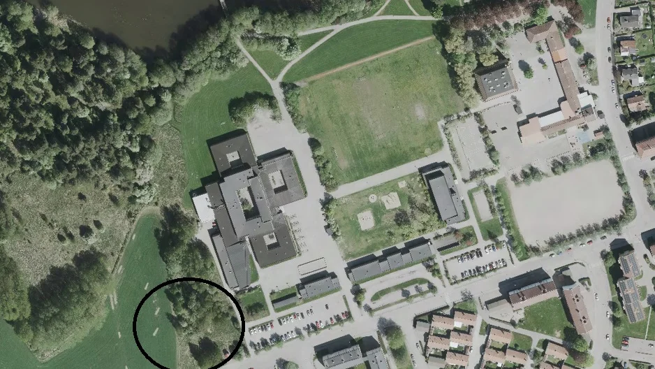 Här precis bredvid den gamla högstadieskolan ska förskolan ligga. Förskolan ska upphandlas under hösten och byggstart är nästa år.
Byggtid är beräknad till ungefär två år och förskolan blir då klar 2023.