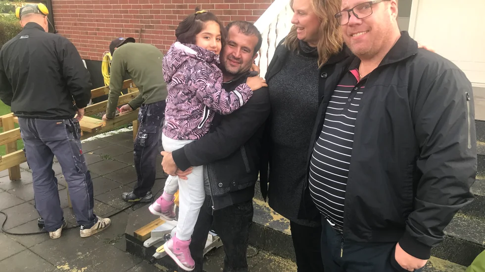 "Tänk att det finns människor med så stora hjärtan", säger Neamat Beratpor, rörd av generositeten. Maria och Calle Insulanders fond Josefins såpbubblor bekostar rampbygget och Sewa känner in energin.