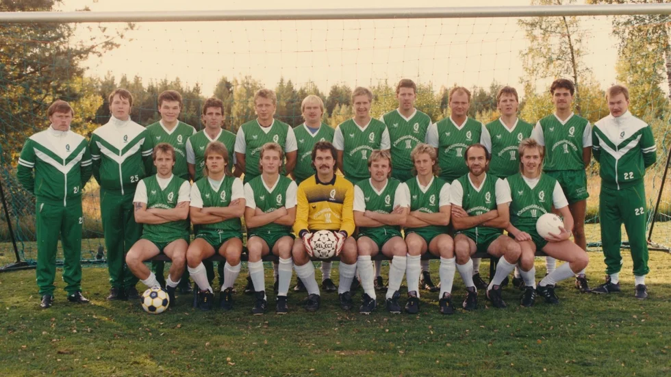Tyllinge IF vann division 6 1988. Övre raden från vänster: Bengt-Inge Karlsson, Kenth Svensson, Håkan Olofsson, Peter Swanström, Kenth Lindström, Anders Svensson, Ulf Karlsson, Hans Malmersjö, Johan Andersson, Leif Svensson, Kenneth Karlsson och Sören Kristiansson. Främre raden från vänster: Peter Svensson, Dick Johansson, Michael Svensson, Tommy Oskarsson, Patrik Nilsson, Thomas Swanström, Johnny Andersson och Mikael Wirskog