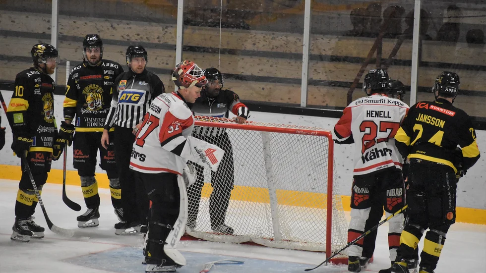 Vimmerby gjorde 2–1 i början av den andra perioden, men målet av Gustav Jansson blev bortdömt.