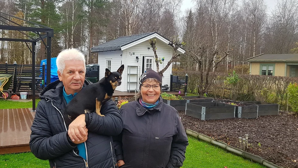 Alvar Henriksson och Solveig Henriksson kikar till sin kolonilott på Hertsön. De känner en viss oro för vad som händer med kolonistugägarnas möjlighet att kunna använda sig av toa, dusch och vatten från miljögården nu när arbetsmarknadsförvaltningen lämnar gården.