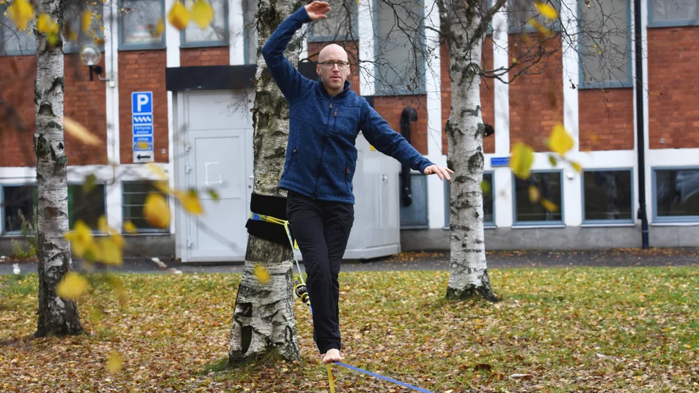 Lars Fröjdh tränar på att gå på en slak lina eftersom den träningsformen är ett bra komplement när han inte kan klättra.