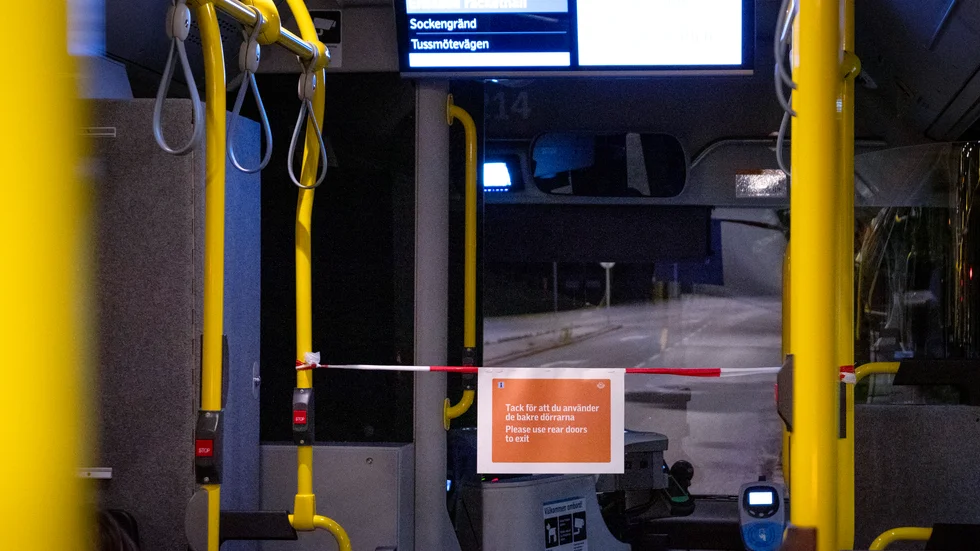 Bussarnas främre dörrar kommer förbli stängda ett bra tag till, såvida inte smittrisken för förarna förändras. Arkivbild.