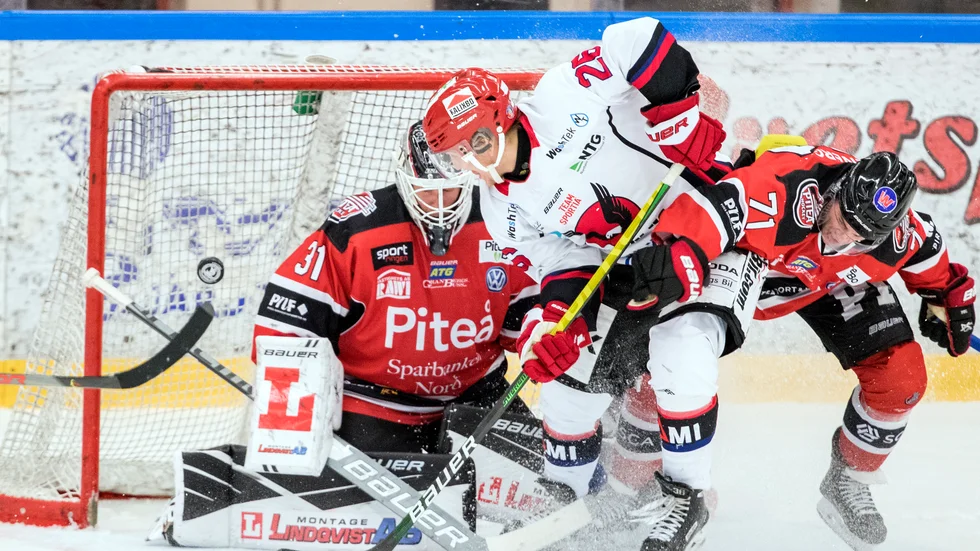 Här avgörs matchen i en situation där Piteå ville ha målet bortdömt för offside i målgården.På bilden ser det ut som om Kalix spelare har skridskon inne i målgården då pucken inte har passerat målllinjen.