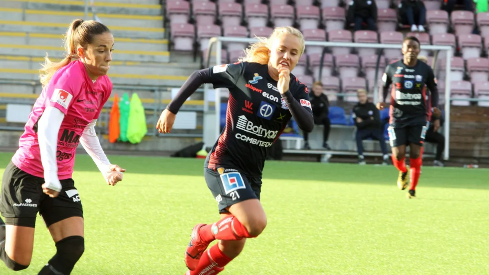 Alva Selerud i duell med LFC-bekantingen Anna Oscarsson. Oklart hur just den här slutade, men Selerud avgjorde matchen. 