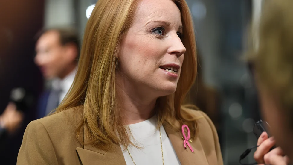 Annie Lööf uppträdde mer som en regeringsledamot än som något annat i söndagskvällens debatt. Vilket indikerar att hon har något på gång med Löfven. 