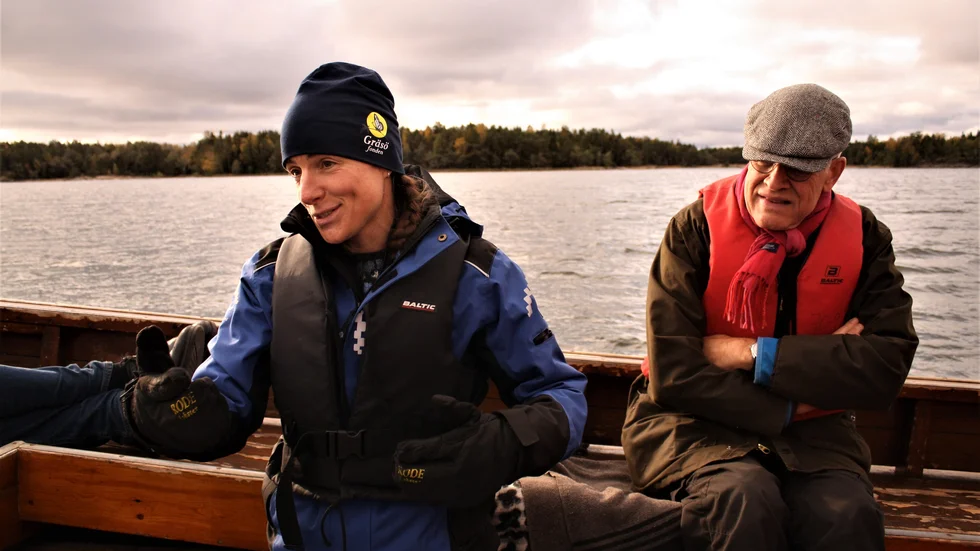 På torsdagen åkte centerpolitiker runt i den höstmilda skärgården i Öregrund. Jacob Spangenberg (C) sitter här bakom Kerstin Söderberg.