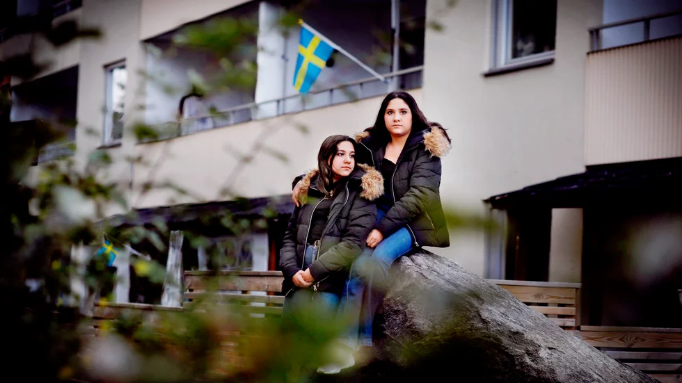 Dima (vänster) och Rima Rouhi kom till Sverige som femåringar 2012. De både mamma och pappa, svensk medborgare sedan 2016, i Eskilstuna och har inte besökt  Irak sedan de lämnade landet som små barn.