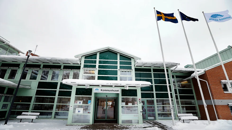 Det är förståeligt att Johnny Karlberg väljer att behålla sitt uppdrag som förtroendevald i Motalas kommunfullmäktige.