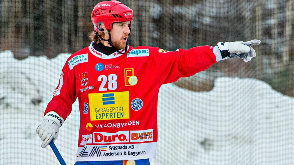 Daniel Lehnboms Faik har bra hugg i toppen av bandyettan.