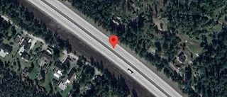 En stillastående lastbil ger ett körfält blockerat på E18