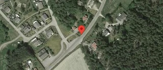 Träd över vägen påverkar trafiken på väg 223