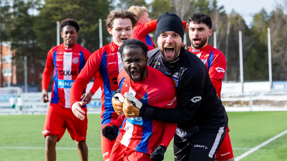  Frank Arhin jublar tillsammans med lagkamraterna efter sin kvittering mot Bergnäset via matchens sista spark.