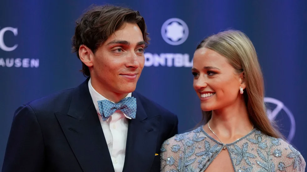 Armand Duplantis poserar på röda mattan i Madrid tillsammans med flickvännen Desiré Inglander.