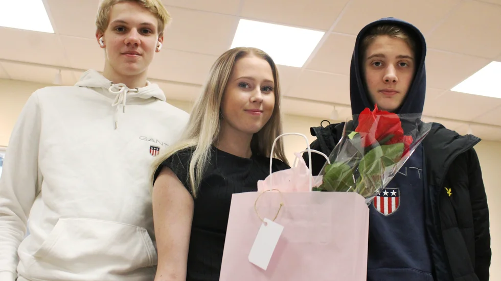 Hampuz Halling, Olivia Vessby och Axel Wessman är laddade. De tycker att det är kul att få prova på försäljning i skarpt läge.