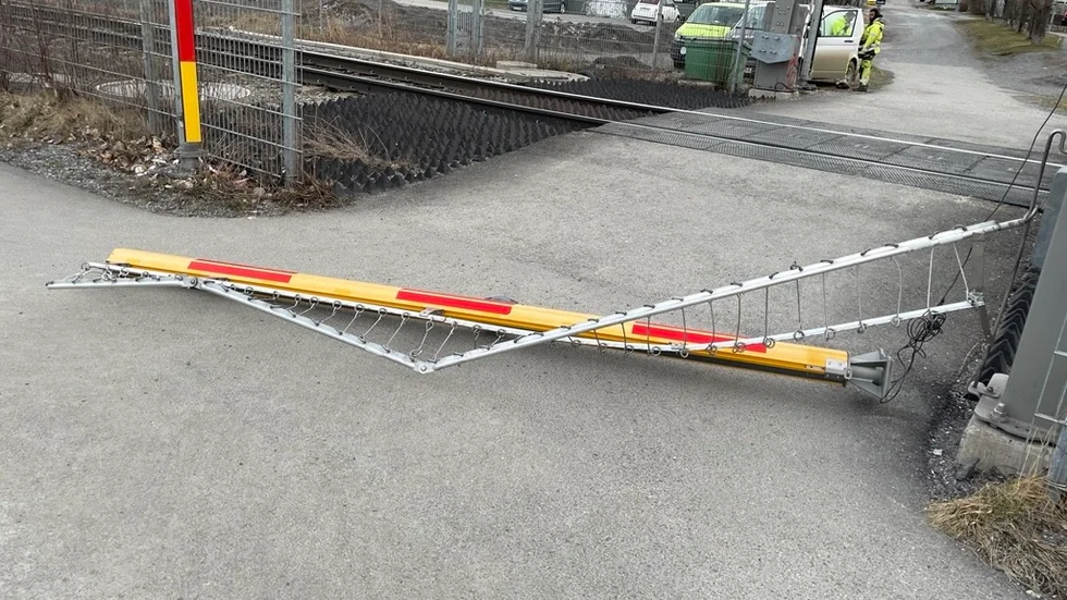 Sabotage vid järnvägsövergång.