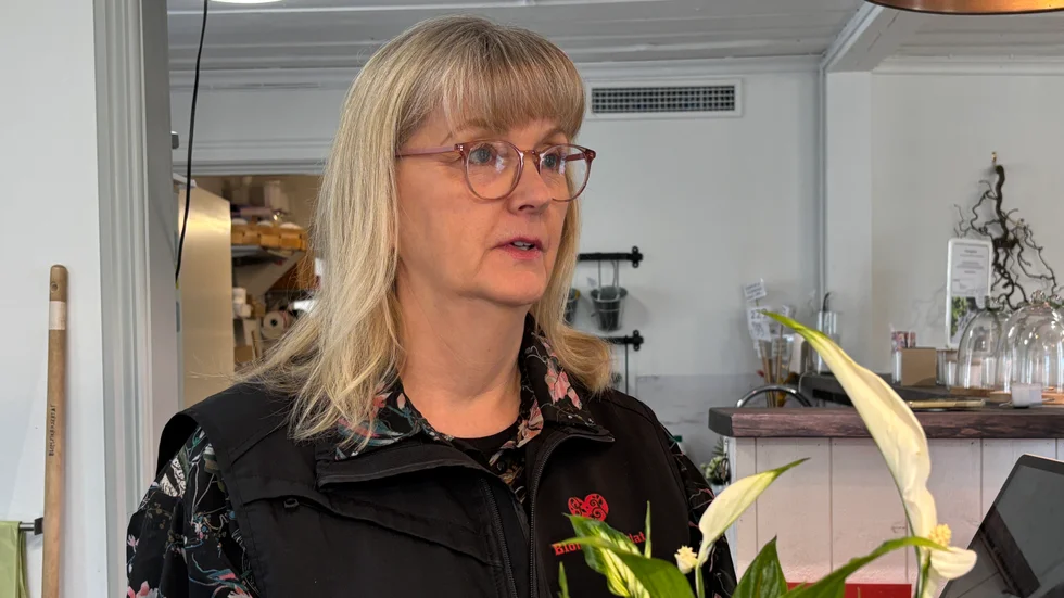 Catarina Enstedt, ägare till Blomsterhjärtat, berättar att konkursen även påverkar hennes anställda. "Hon är en av de bästa floristerna i Östergötland och hon blir utan jobb nu."