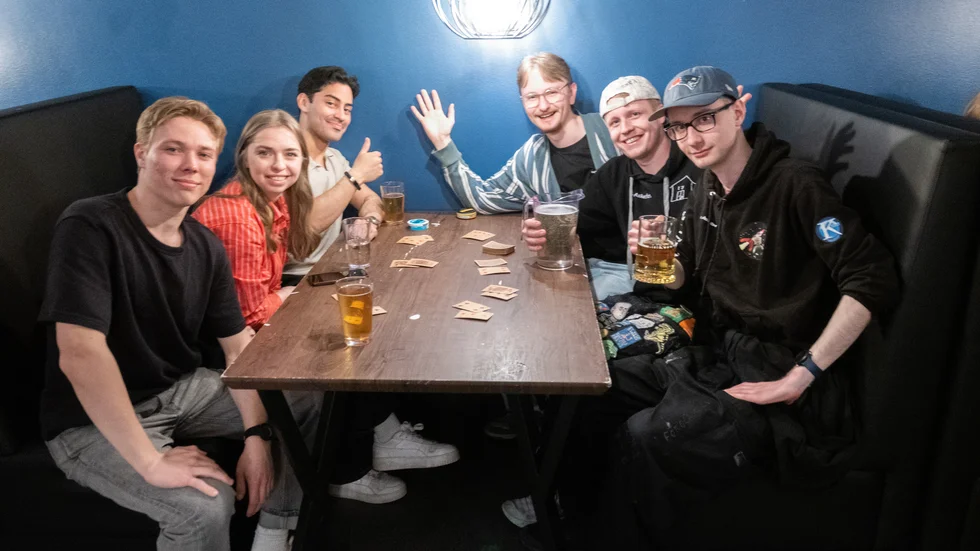 Noah Rosén Garbom, Mathilda Syrenius, Kevin Mata, Filip Bengtsson, Johan Askefors och Joel Åström är här tillsammans. Mathilda, Filip, Johan och Joel pluggar rymdteknik, Noah jobbar och Kevin går tekniskt basår. Och målet med kvällen är lite olika. "Få höra när Nanne Brännvall sjunger Håll om mig", säger Filip. "Jag gillar den", säger Noah. "Jag trodde du var här för mig". skojar Joel. Sedan sjunger de en vers av nämnda låt i väntan på artisten.