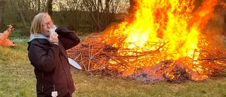 Fagning av änge och vårtal med brasa
