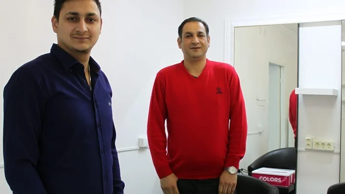 Admir och Senad Tahiri i den del av huset där Admirs syster Suada och fru Samira ska driva friser- och nagelsalong.