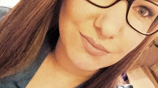 Victoria Ottosson, Vimmerby, var ute och dansade i fredags. Kvällen fick ett chockartat slut när hon plötsligt blev fasthållen på dansgolvet av en okänd person och fick en flaska intryckt i ögat. Hon hoppas att någon sett händelsen och kan lämna uppgifter. Foto: privat