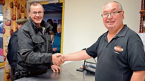 Bernt Nilsson var den första kunden som handlade i butiken.