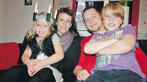 Här ses Nellie tillsammans med mamma Linda, pappa Jimmy och storebror Rasmus.
