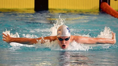 Filip Grimberg fick med sig tre medaljer på lagkapper hem från de nordiiska ungdomsmästerskapen i simning på Island. På de individuella sträckorna gjorde han flera bra lopp och slog peronliga rekord utan att det räckte till medalj.