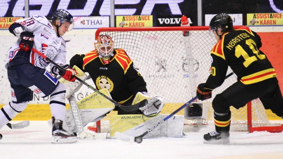 GÄVLE 20160228
Linköpings Jakob Lilja mot Brynäs Mattias Nörstebö framför målvakt Felix Sandström i söndagens ishockeymatch i SHL mellan Brynäs IF och Linköpings HC i Gavlerinken Arena. 
Foto: Mats Åstrand / TT / Kod 72690