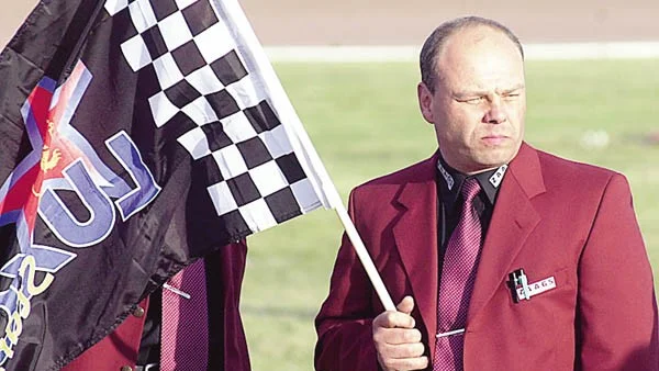 Tankar ny metanol. Lagledaren Jörgen Kling hoppas att den nyinköpta metanolen gör positiv verkan i kvällens svåra match borta mot Smederna.