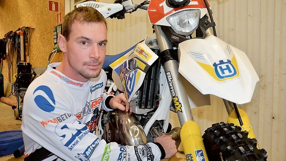 Kim Nilsson har tillbringat många timmar med att meka med sin Husqvarna. Nu känner sig Vimmerbyföraren redo för sin femte Novemberkåsa.