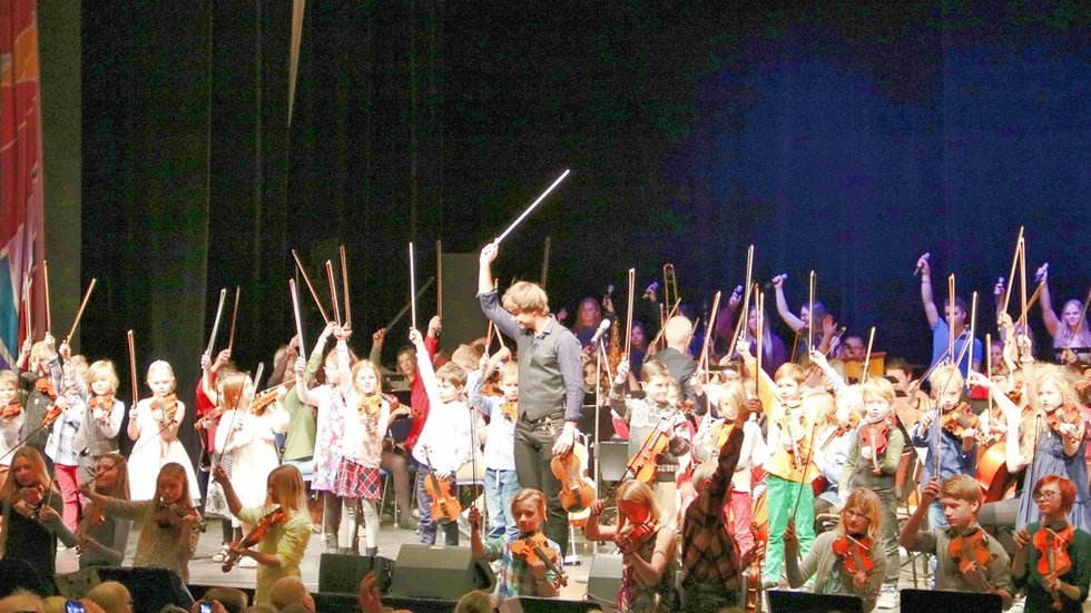 Med de allra minsta musikanterna framförde Alexander Rybak sin vinnarlåt från Eurovision song contest ”Fairytale”.