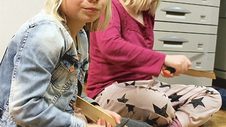 Nellie Åkesson lyckades övertala Maja Hertzog att börja på scouterna i höstas. Själv är hon inne på andra året som scout. Båda tjejerna gillar de aktiviteter de får vara med på. Foto: Lena Dahlberg