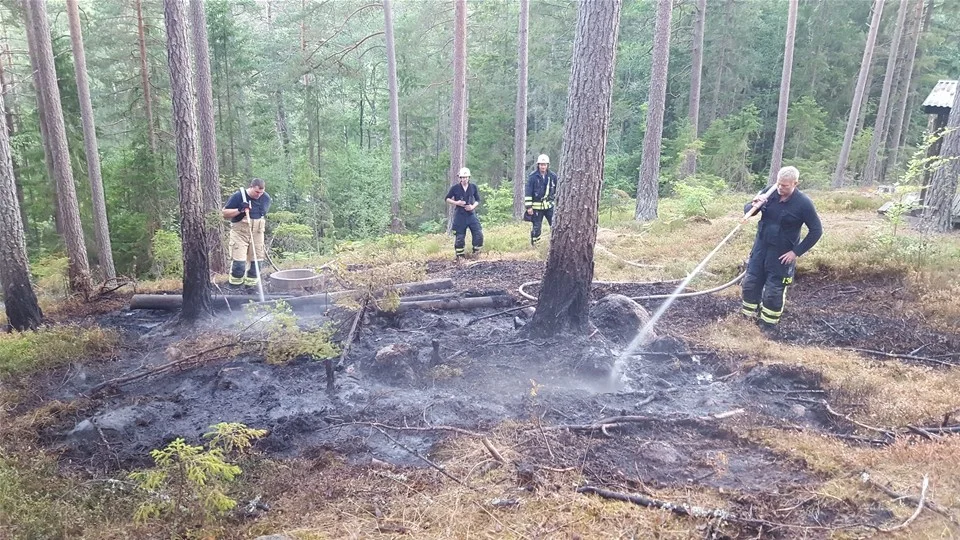 Räddningstjänsten från Vimmerby kunde släcka branden som uppstått i skogen utanför Storebro.
