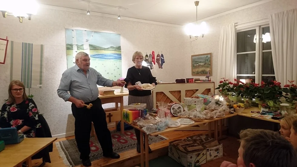 Ivan Gunnarsson, med Ingeger Thelin vid sin sida, skötte Järeda Sykrets auktion. Foto: Privat